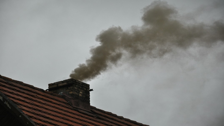 dym z komina domu
